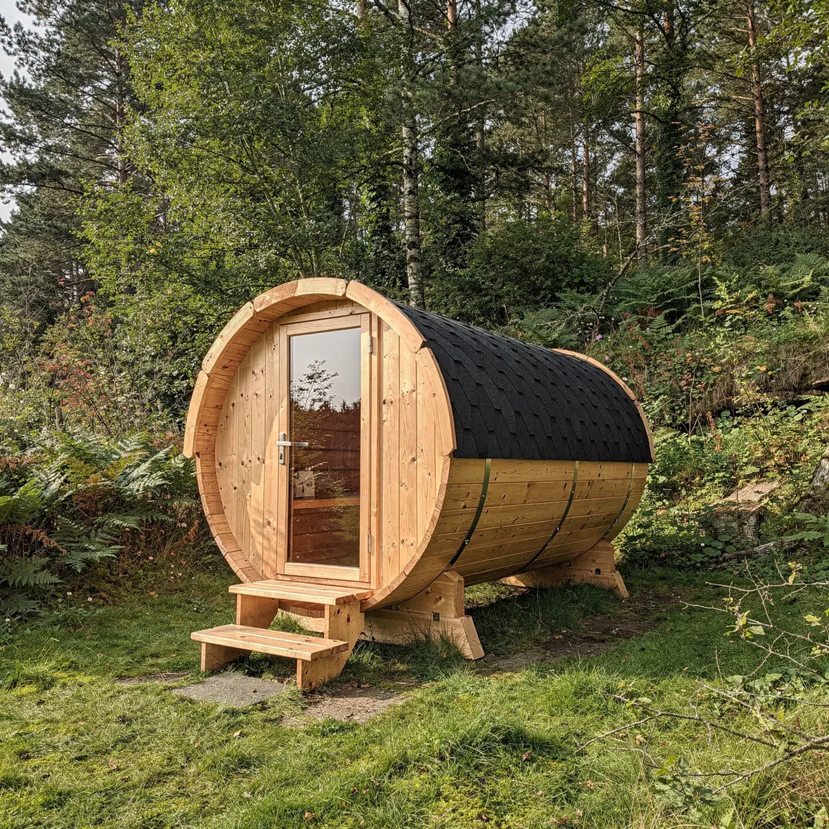 Drewniana sauna ogrodowa przy lesie
