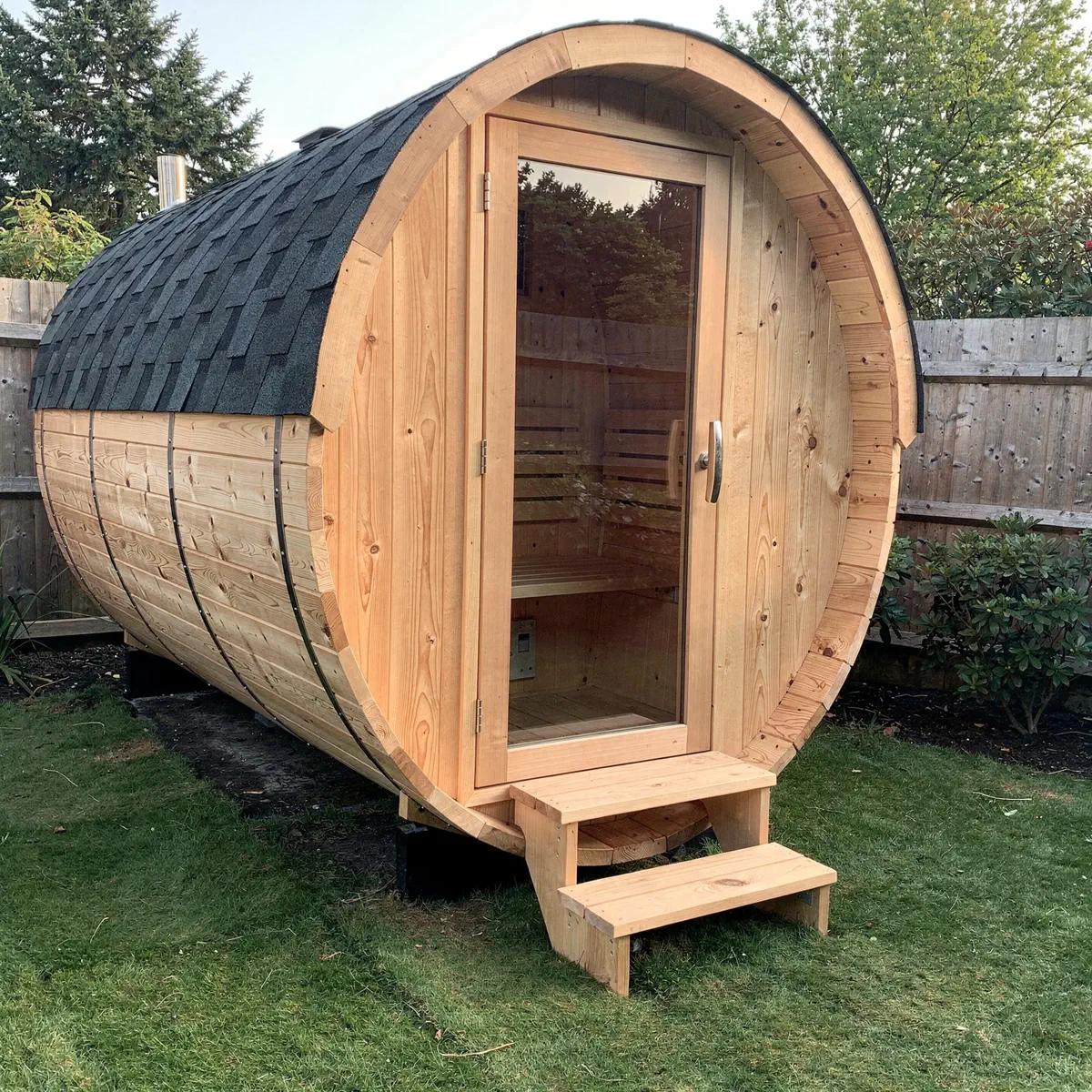 Nowoczesna sauna ogrodowa z drewnianą elewacją