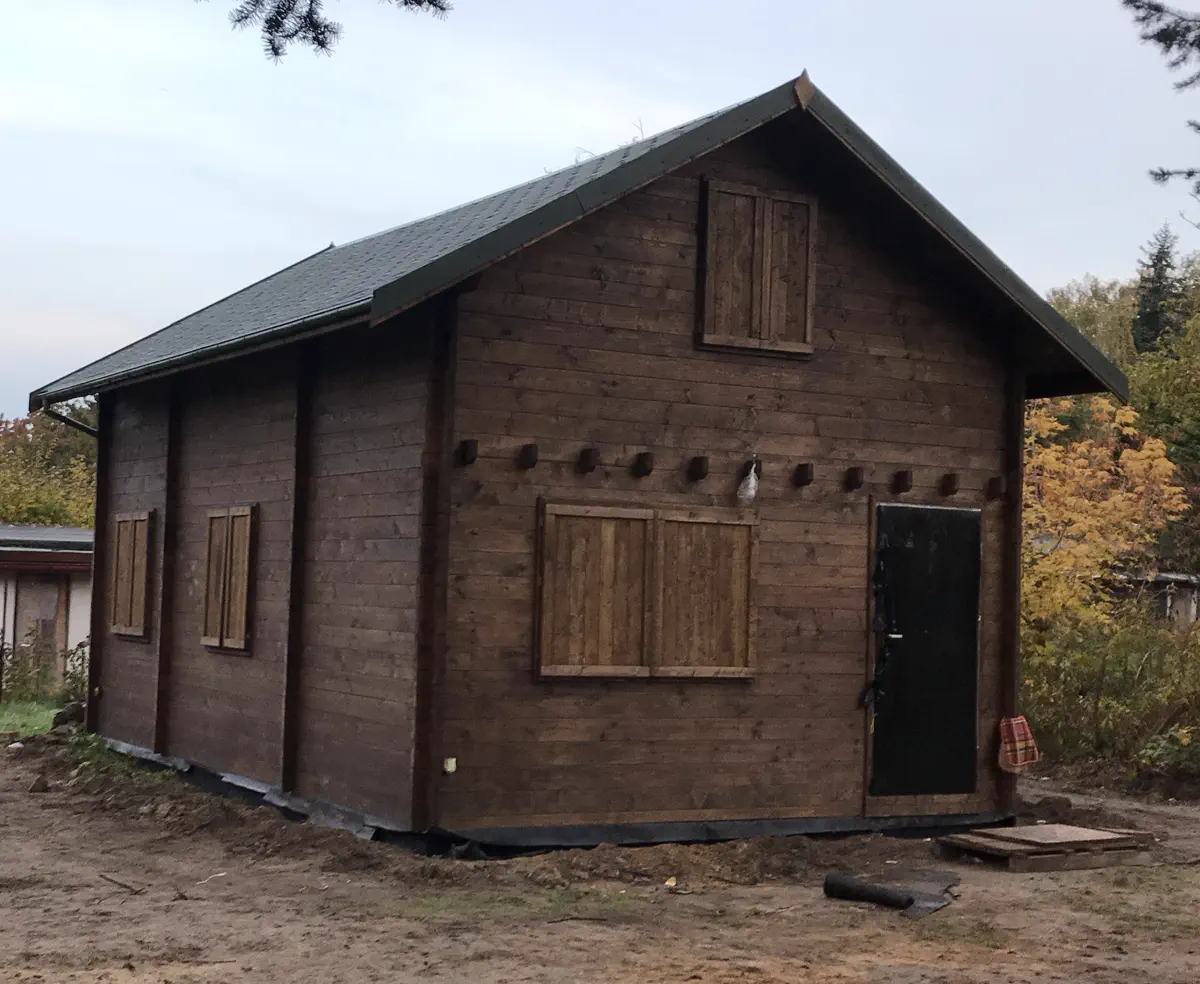 Nowoczesny domek z elewacją w jasnym kolorze
